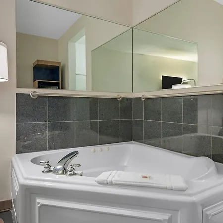 Comfort Suites Near Indianapolis Airport-3